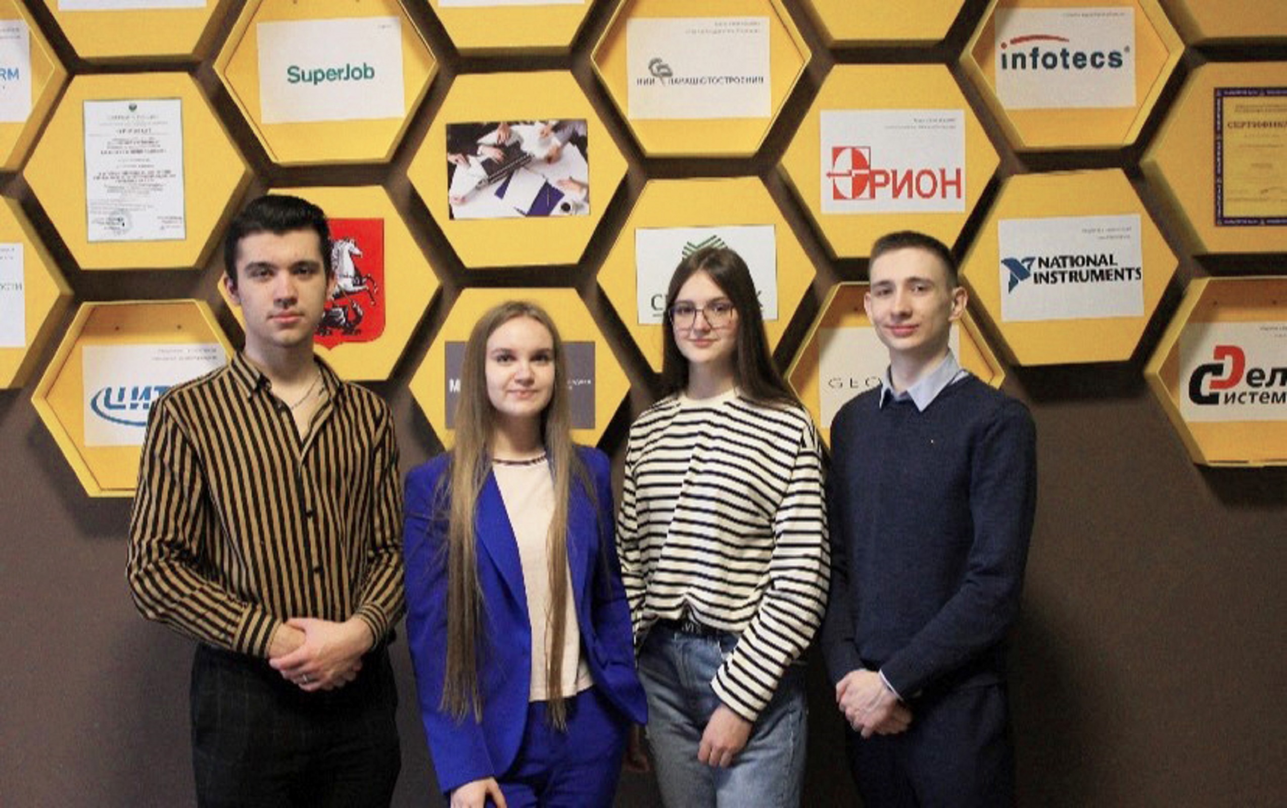 На фото Лучано Галеффи, Ангелина Патока, Алеся Серёгина, Егор Неустроев